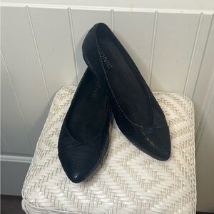 Vionic Women’s Black Flats size 6
